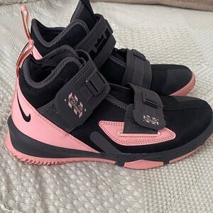 Nike LeBron soldier 13 basketball shoe color black bleached coral size 4